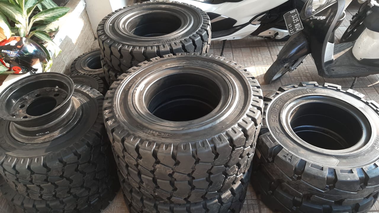 Berbagai Jenis Merek dan Ukuran Ban Solid untuk Forklift dan Loader